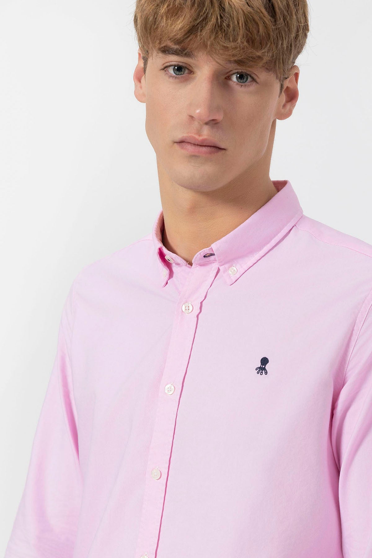 CAMISA CUELLO BOTÓN OXFORD ROSA
