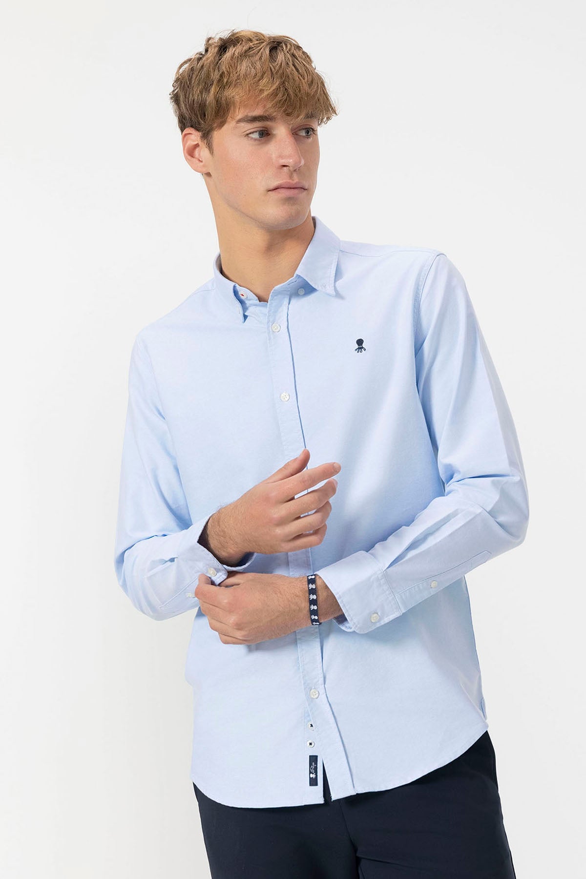 CAMISOLA OXFORD AZUL COM GOLA BOTADA