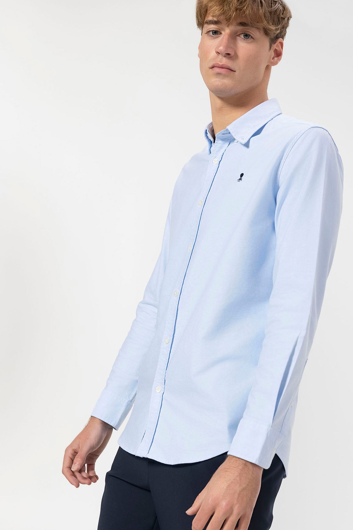 CAMISOLA OXFORD AZUL COM GOLA BOTADA