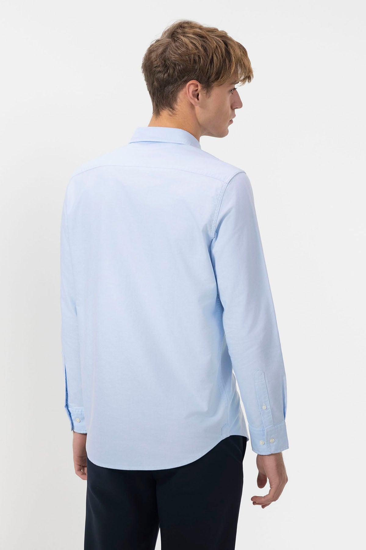 CAMISOLA OXFORD AZUL COM GOLA BOTADA