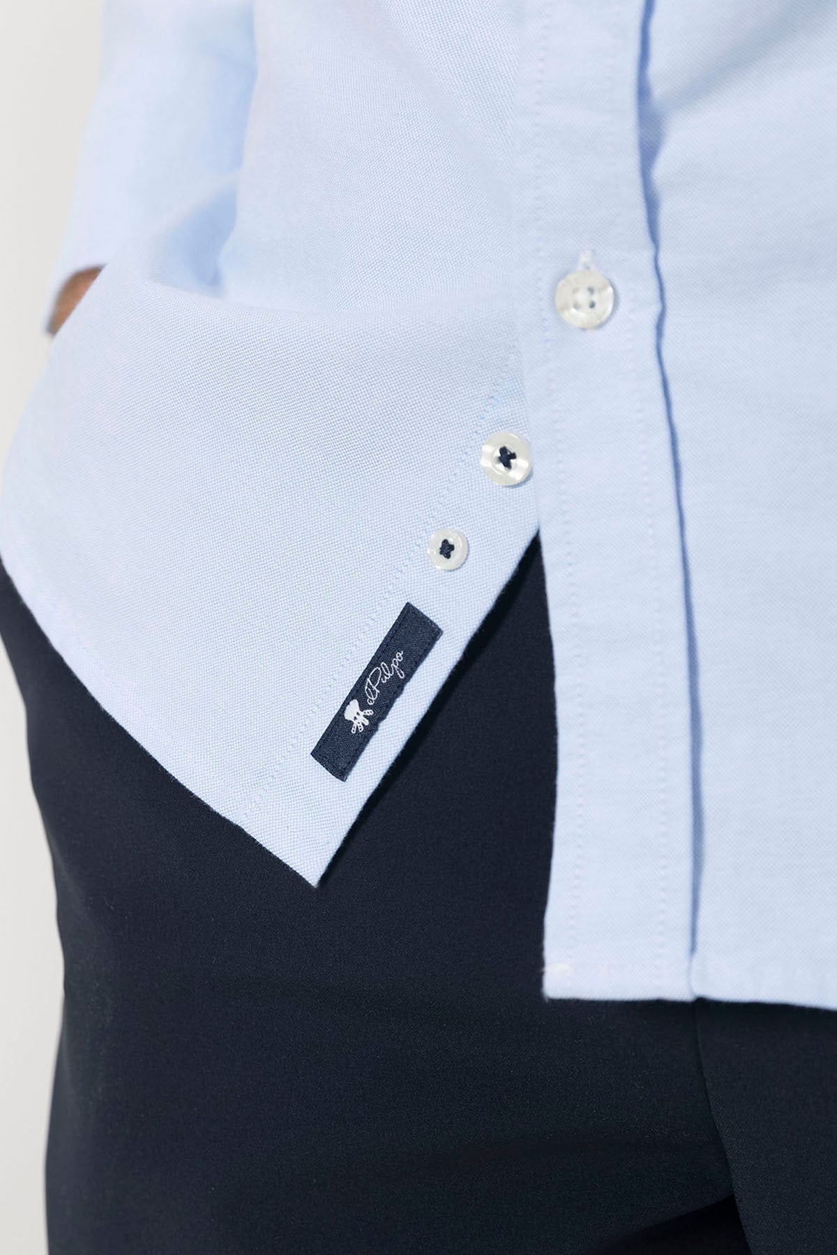 CAMISOLA OXFORD AZUL COM GOLA BOTADA