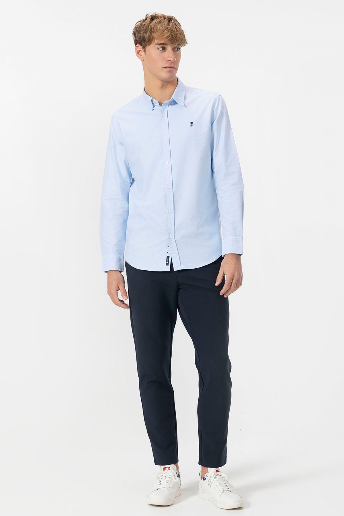 CAMISOLA OXFORD AZUL COM GOLA BOTADA