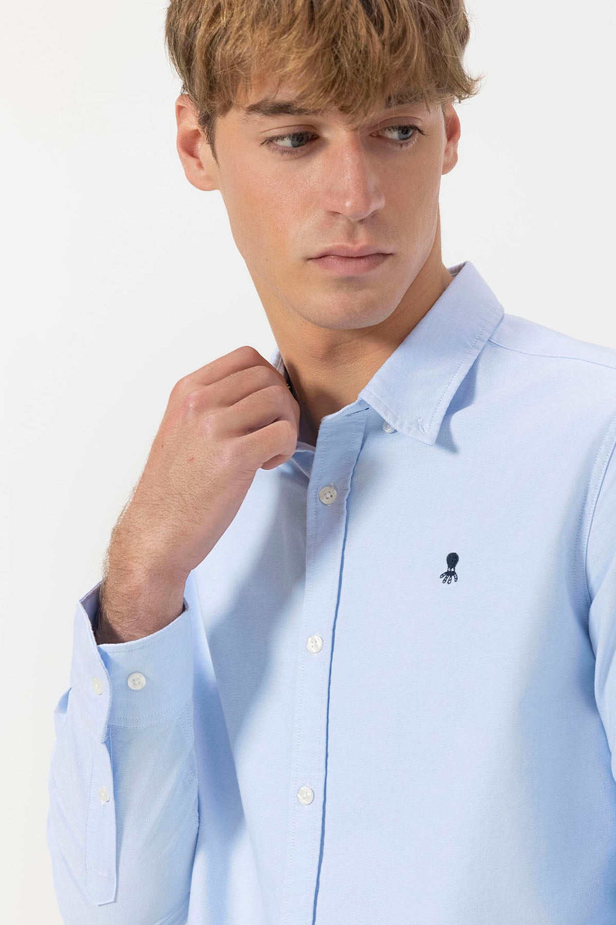 CAMISOLA OXFORD AZUL COM GOLA BOTADA