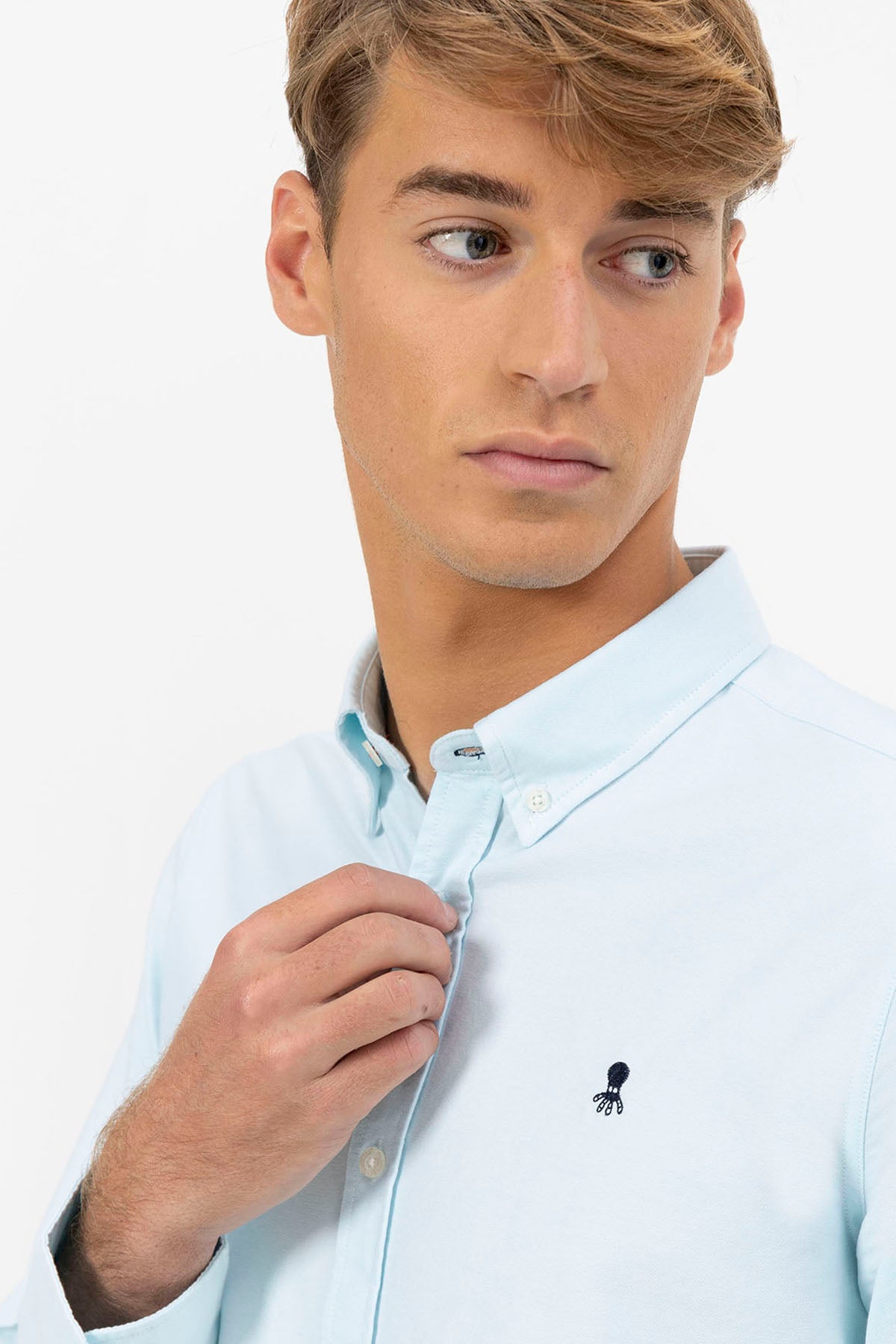 Camisa cuello botón oxford azul turquesa
