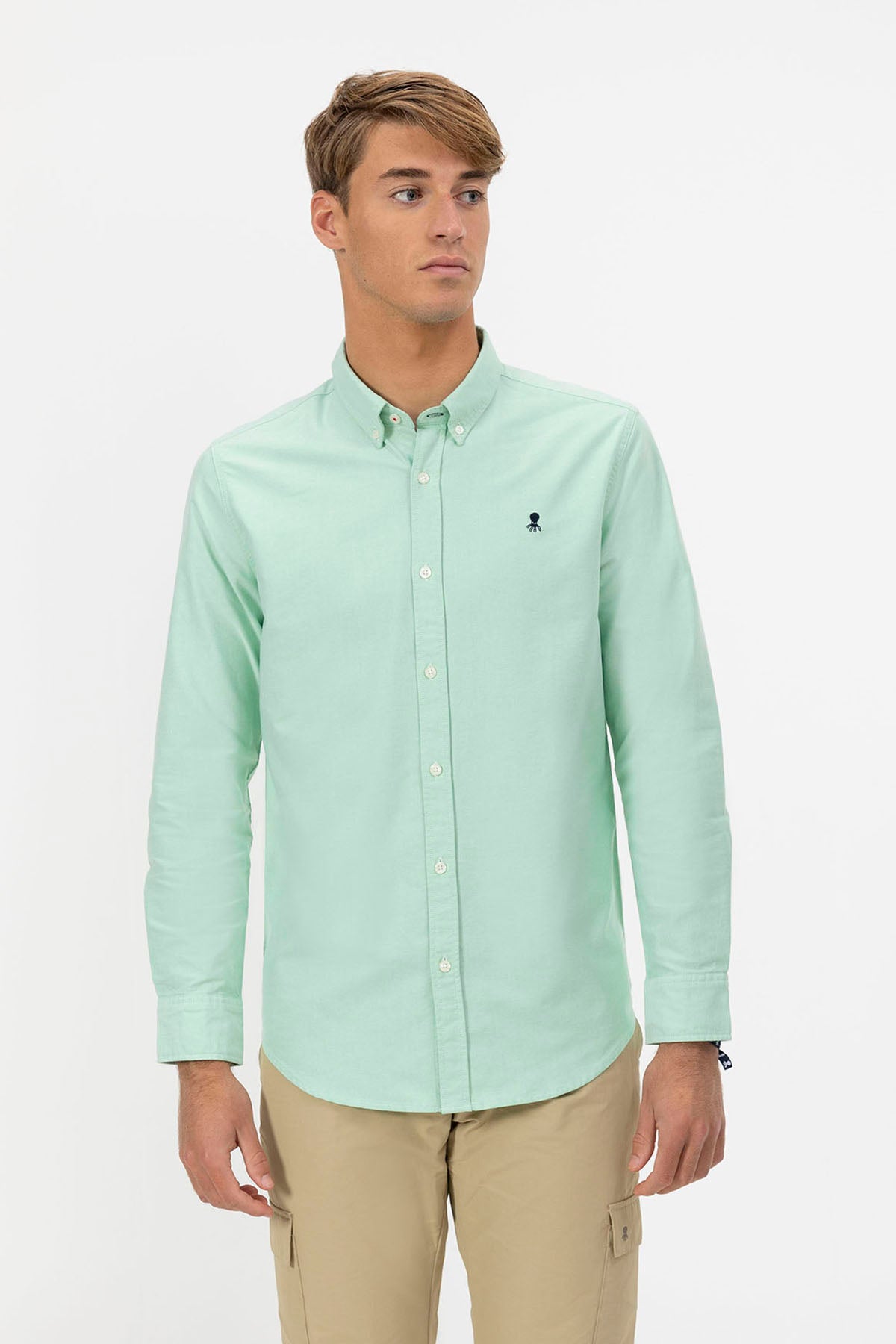 CAMISOLA OXFORD VERDE COM GOLA BOTADA