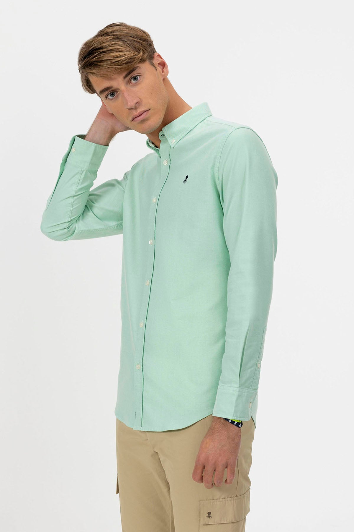 CAMISOLA OXFORD VERDE COM GOLA BOTADA
