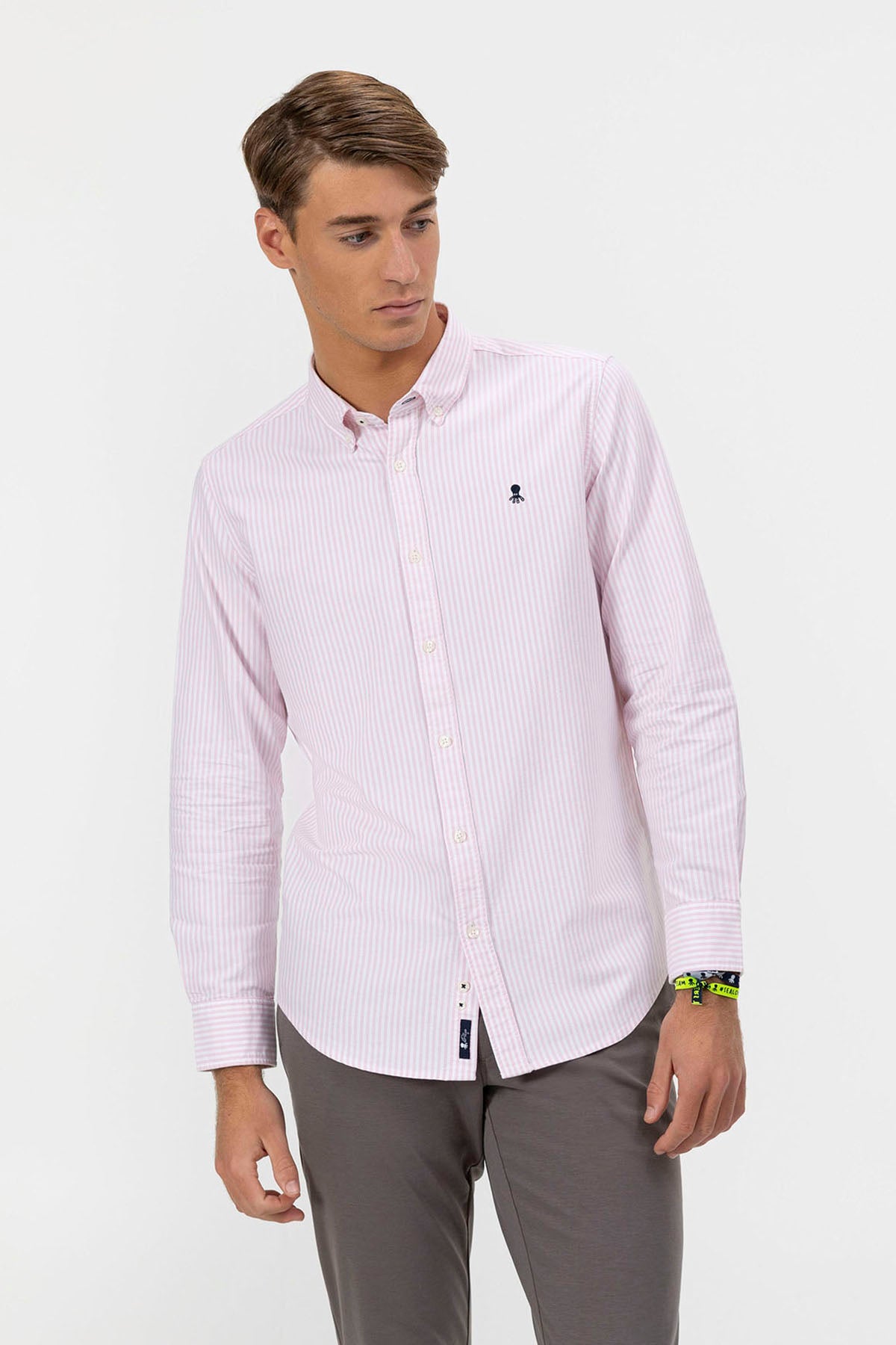 CAMISOLA OXFORD COM GOLA DE BOTÕES E RISCAS ROSA
