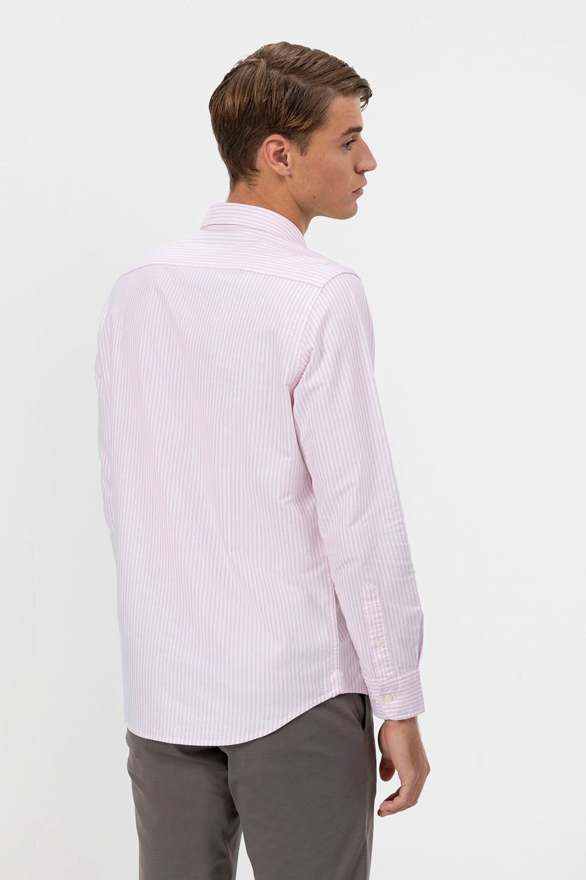 CAMISOLA OXFORD COM GOLA DE BOTÕES E RISCAS ROSA