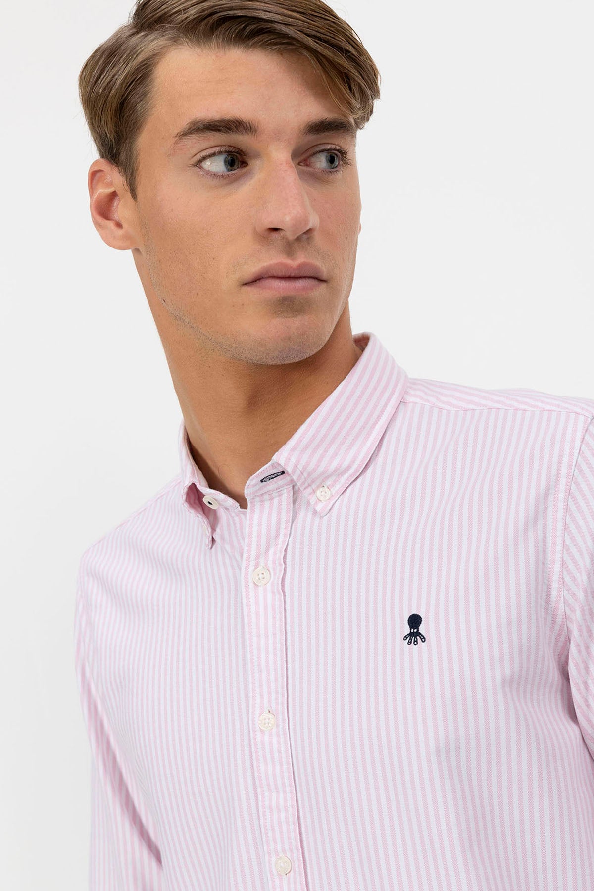 CAMISOLA OXFORD COM GOLA DE BOTÕES E RISCAS ROSA