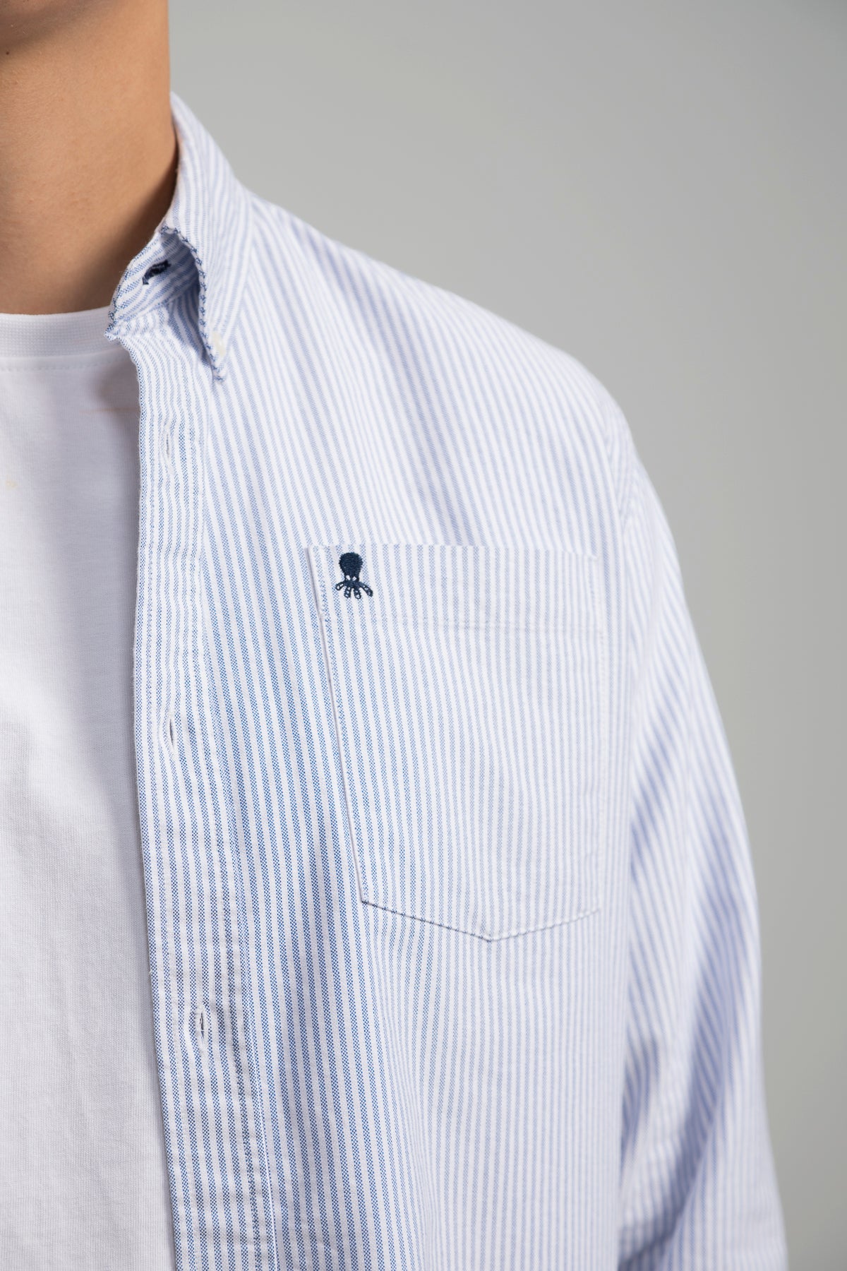 Camisa casual bolsillo pecho raya azul marino