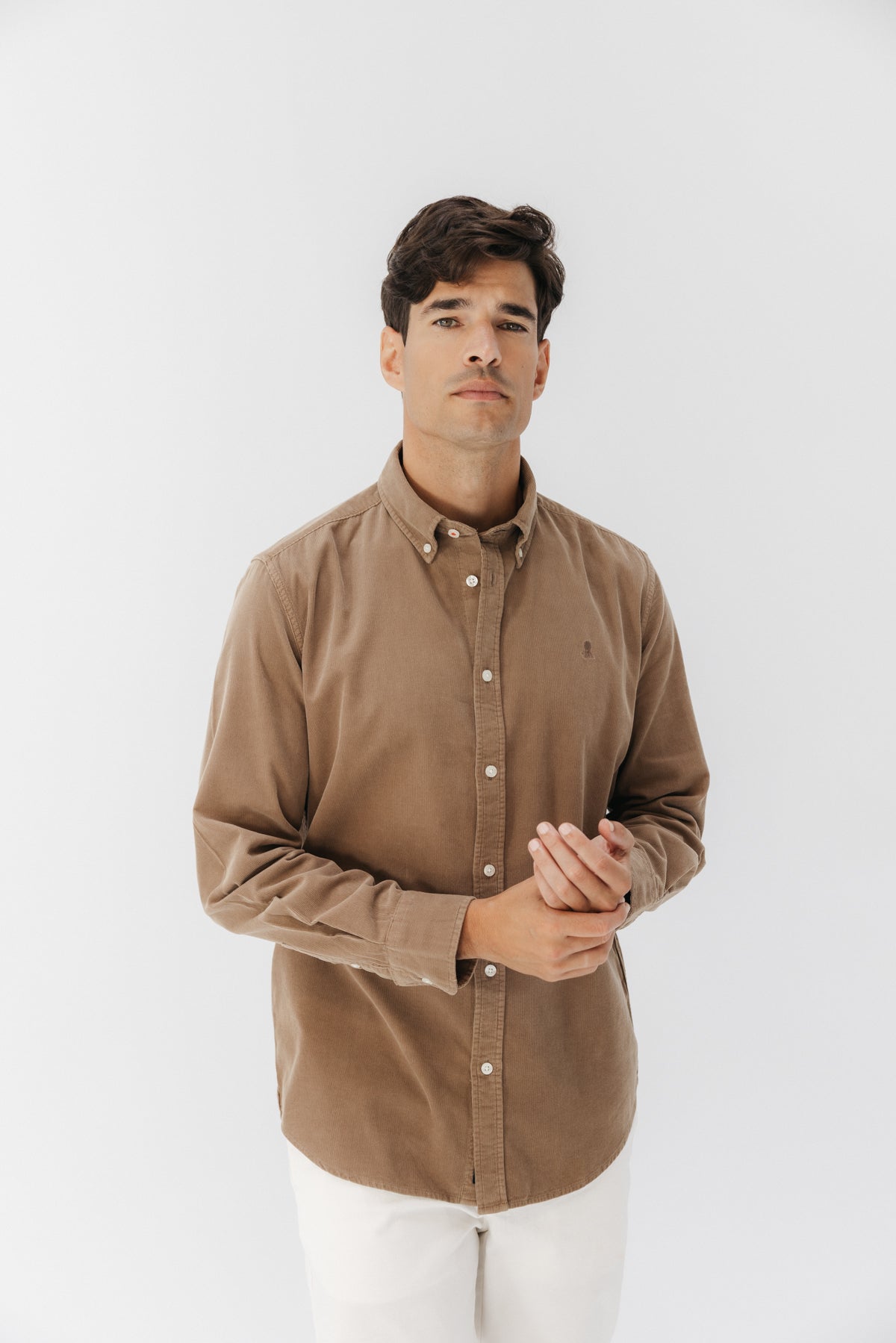CAMISA CASUAL CORDUROY TINTADA TOPO