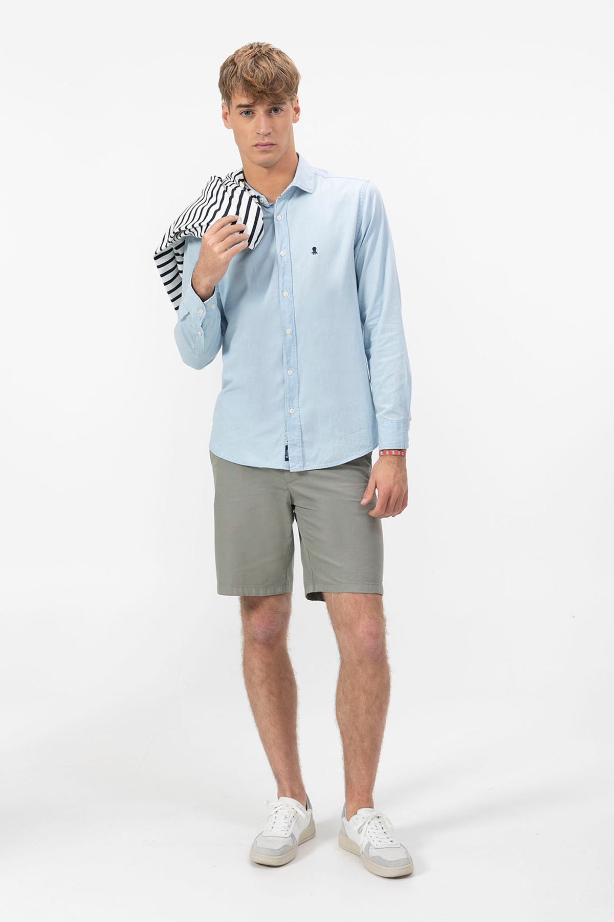 Camisa de ganga com gola italiana e estampado de lixívia índigo