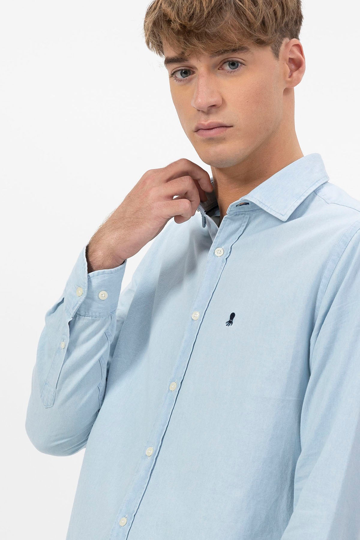Camisa de ganga com gola italiana e estampado de lixívia índigo