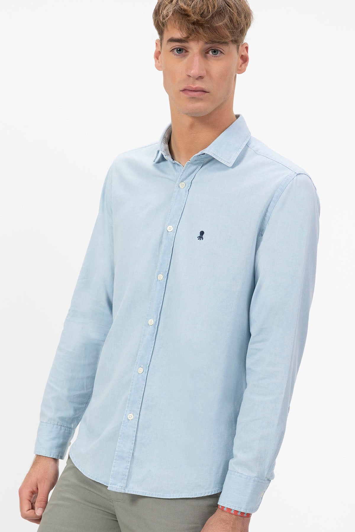 Camisa de ganga com gola italiana e estampado de lixívia índigo