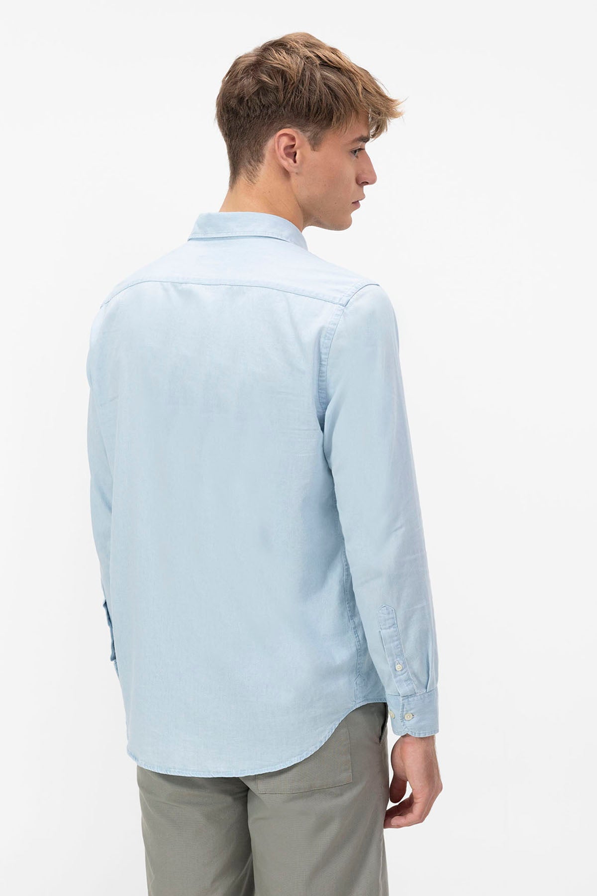 Camisa de ganga com gola italiana e estampado de lixívia índigo