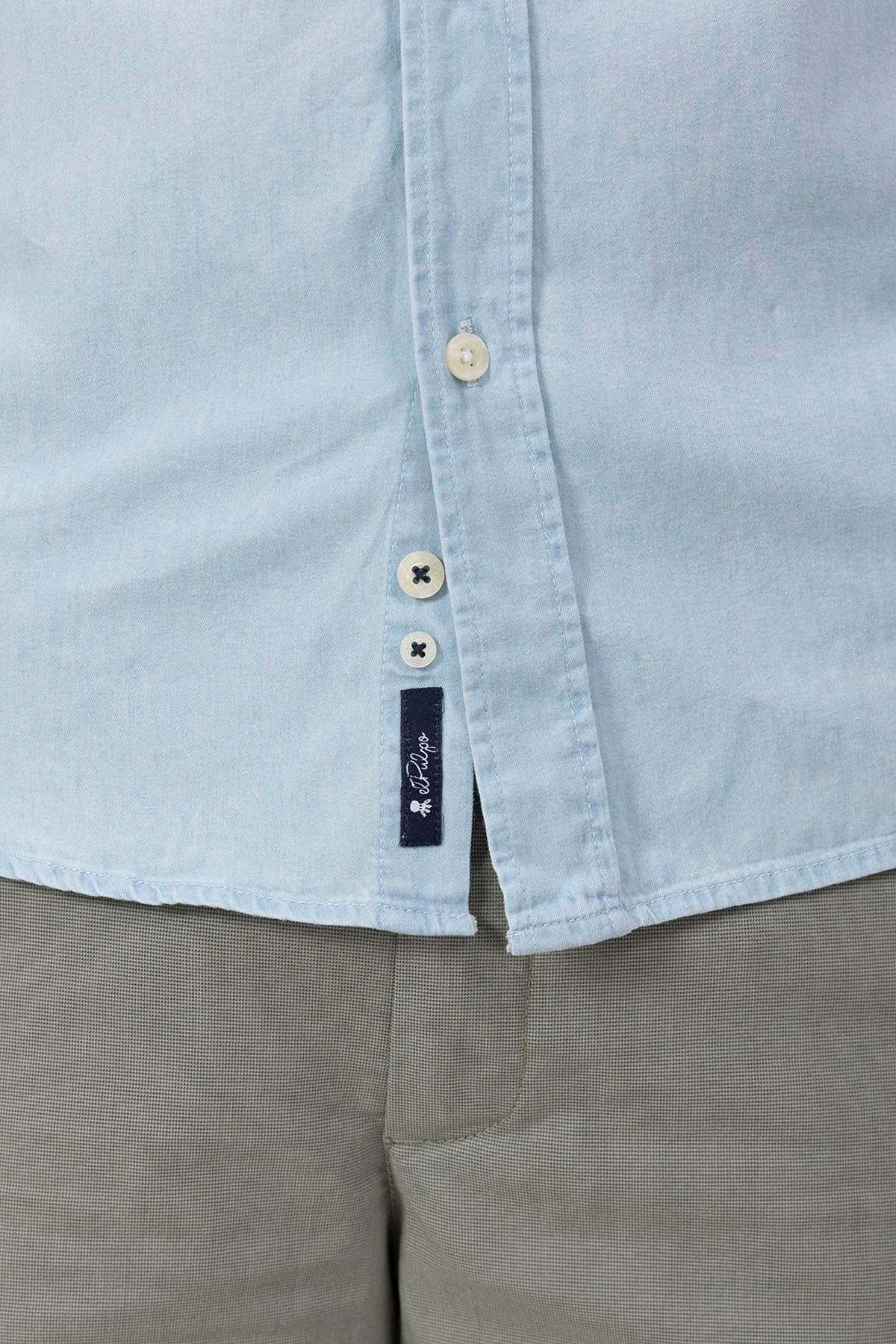 Camisa de ganga com gola italiana e estampado de lixívia índigo