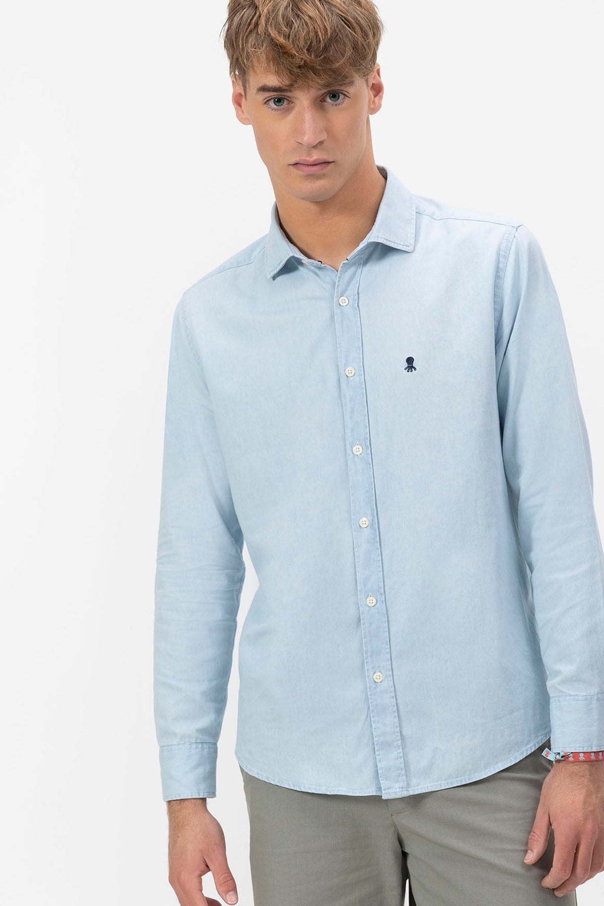 Camisa de ganga com gola italiana e estampado de lixívia índigo