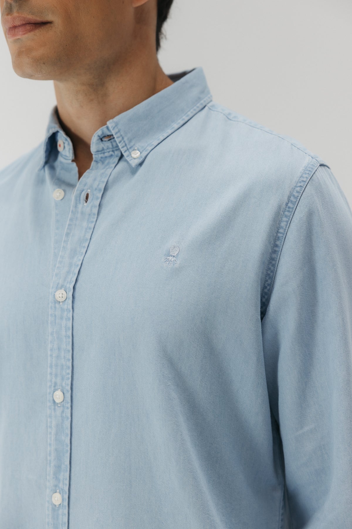 Camisa casual denim bleach azul claro