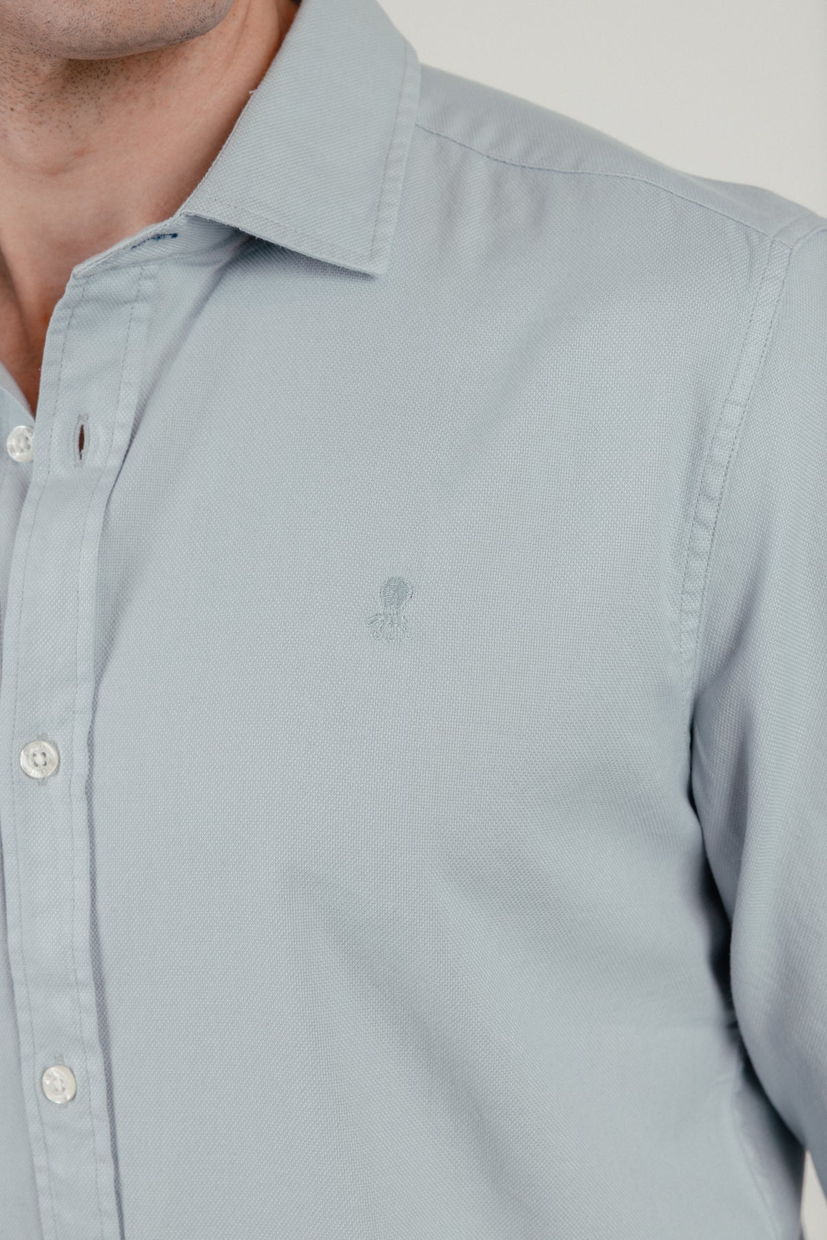 Camisa casual estructura garment dyed azul delavé