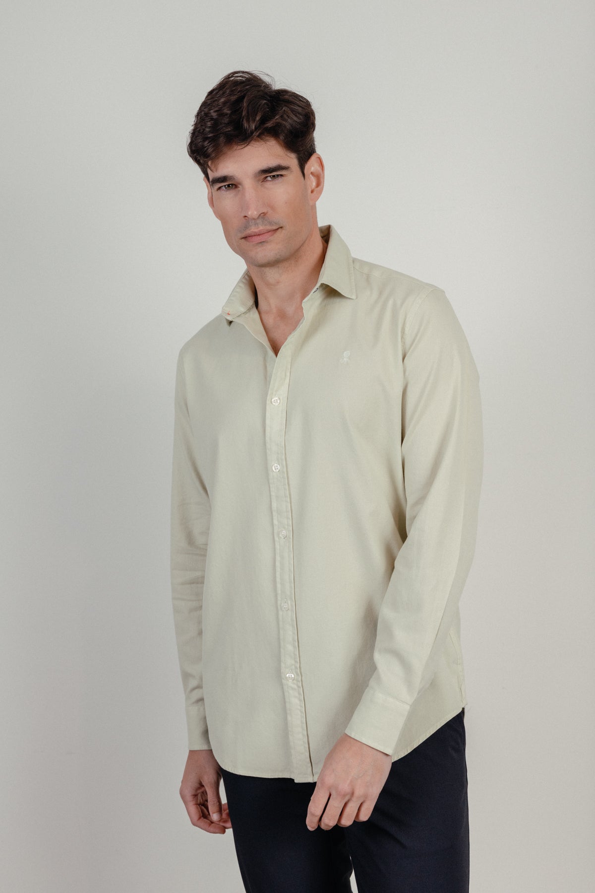 Camisa casual estructura garment dyed verde delavé