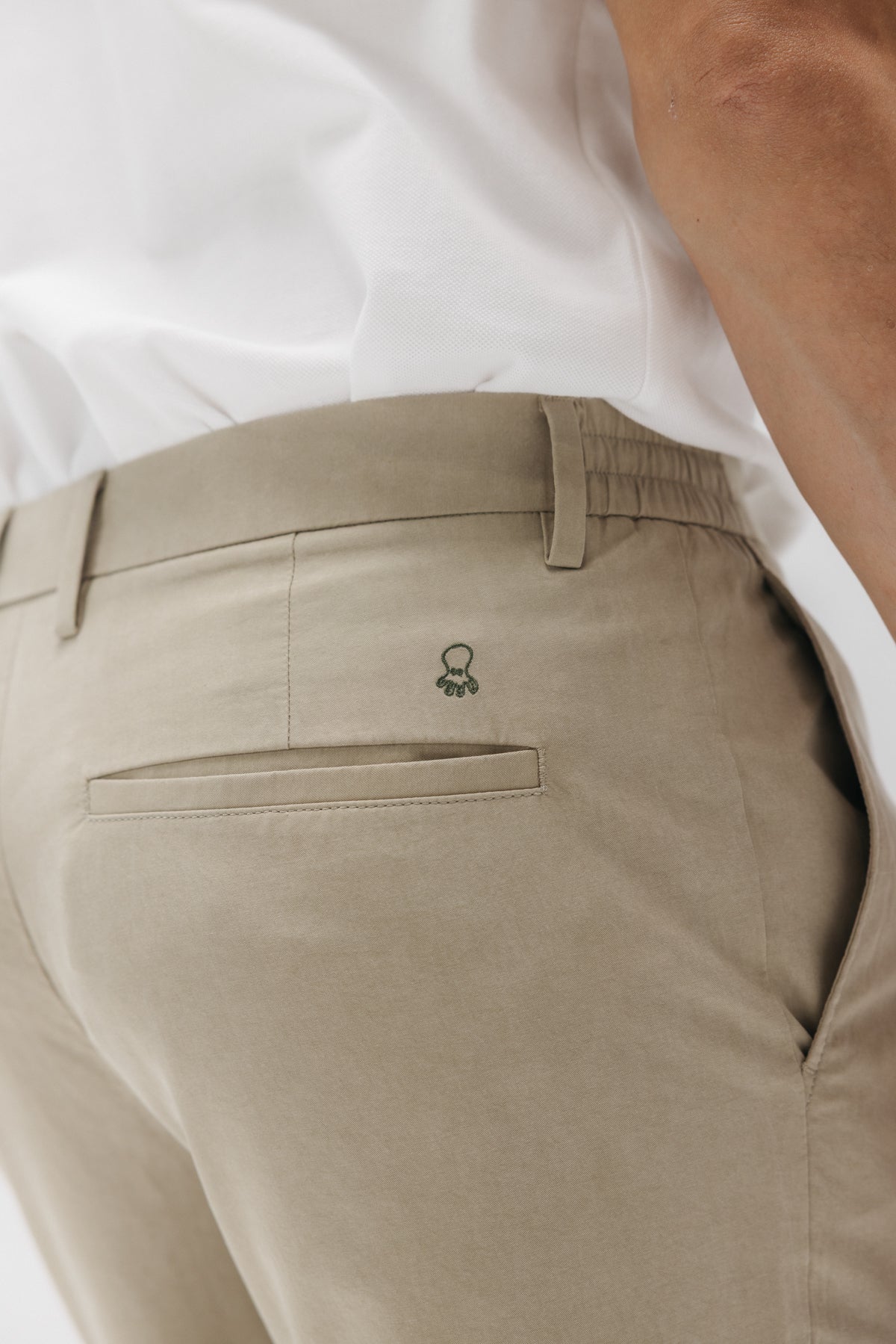 PANTALÓN CHINO PLIEGUE SOFT TWILL ARENA