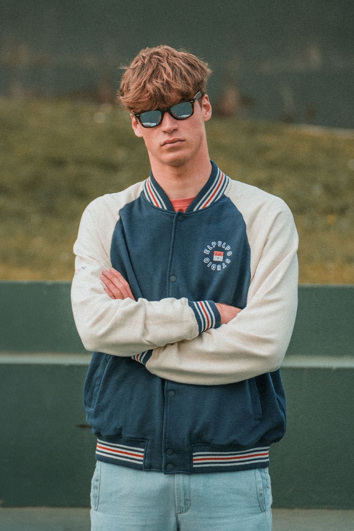 CHAQUETA BOMBER VARSITY ESTAMPADA AZUL MARINO