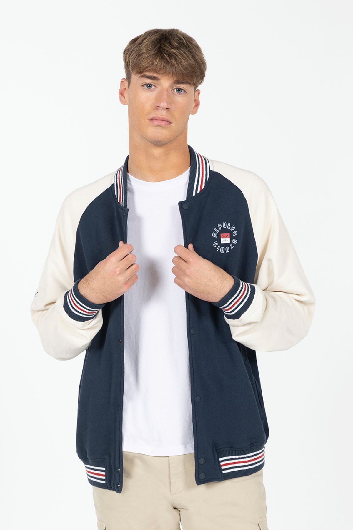 CHAQUETA BOMBER VARSITY ESTAMPADA AZUL MARINO