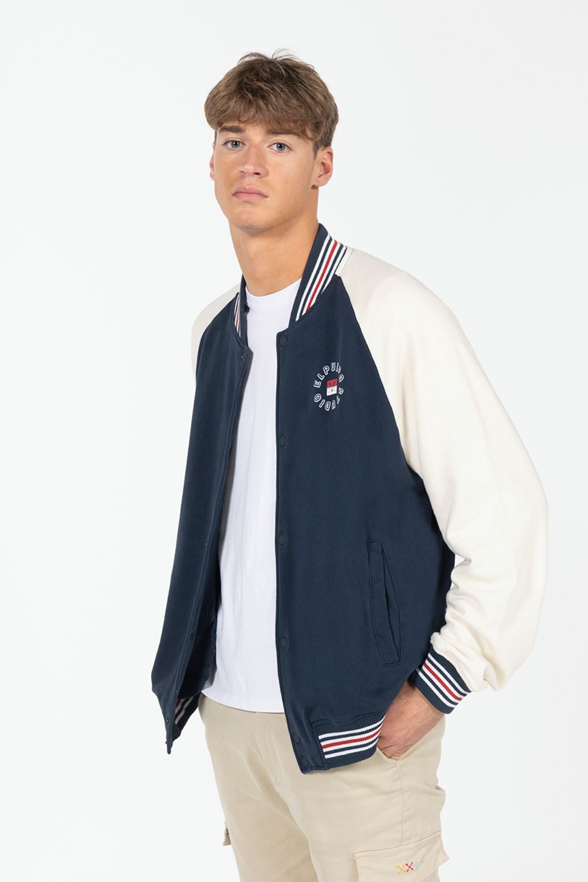 CHAQUETA BOMBER VARSITY ESTAMPADA AZUL MARINO