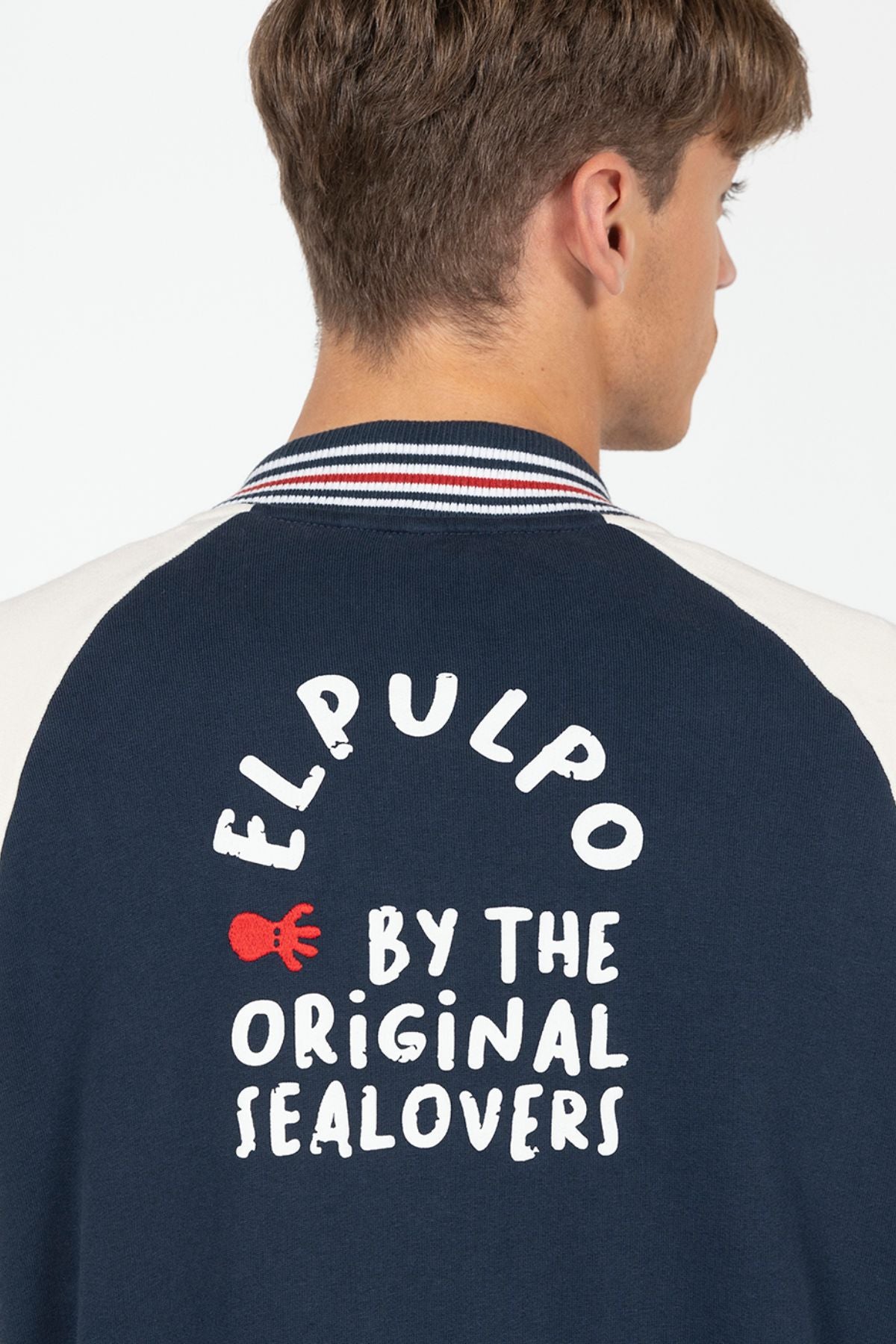 CHAQUETA BOMBER VARSITY ESTAMPADA AZUL MARINO