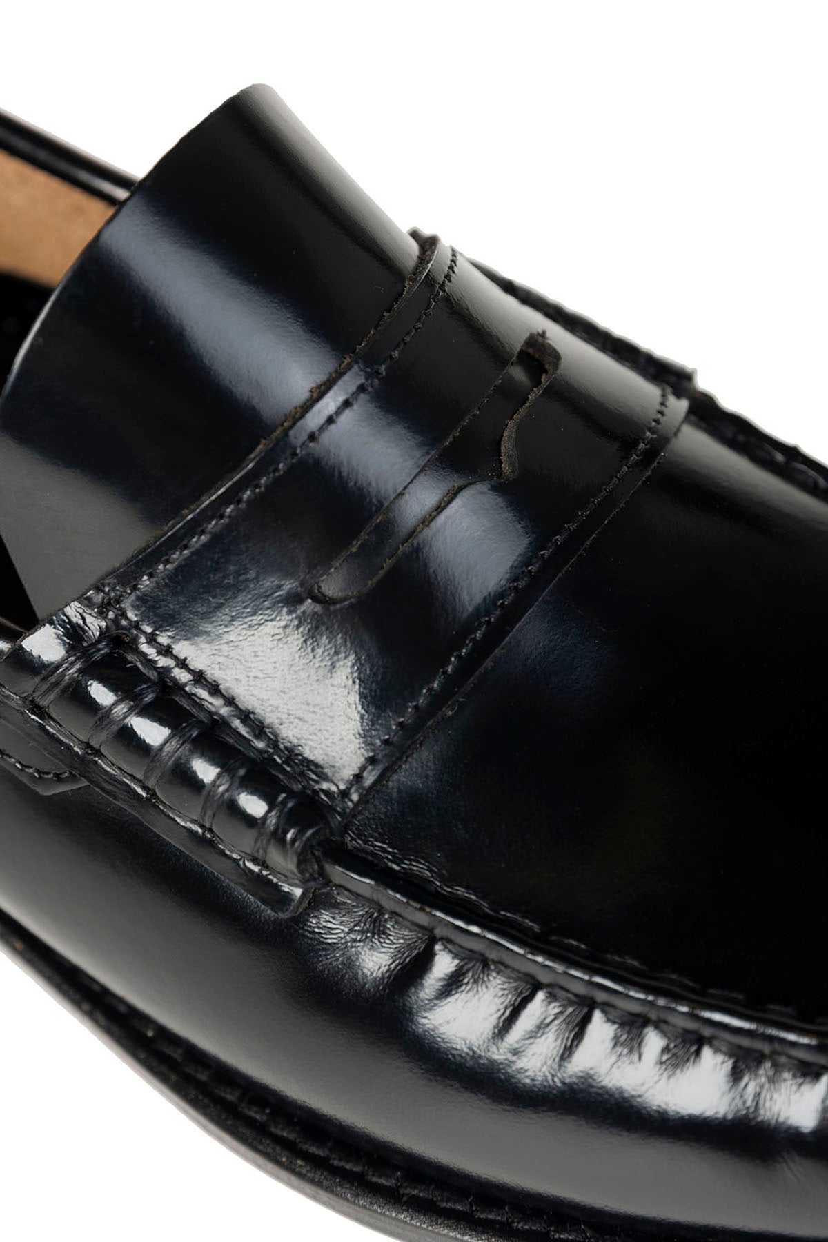 Zapato mocasín antifaz suela cuero negro