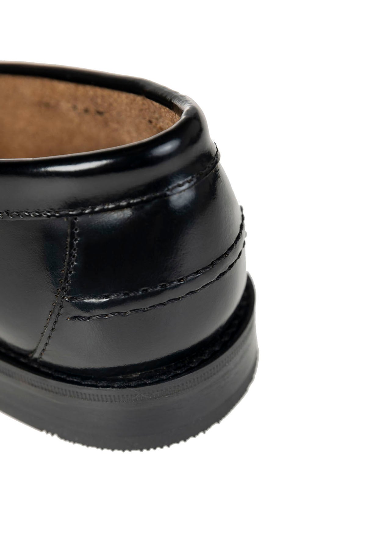 Zapato mocasín antifaz suela cuero negro