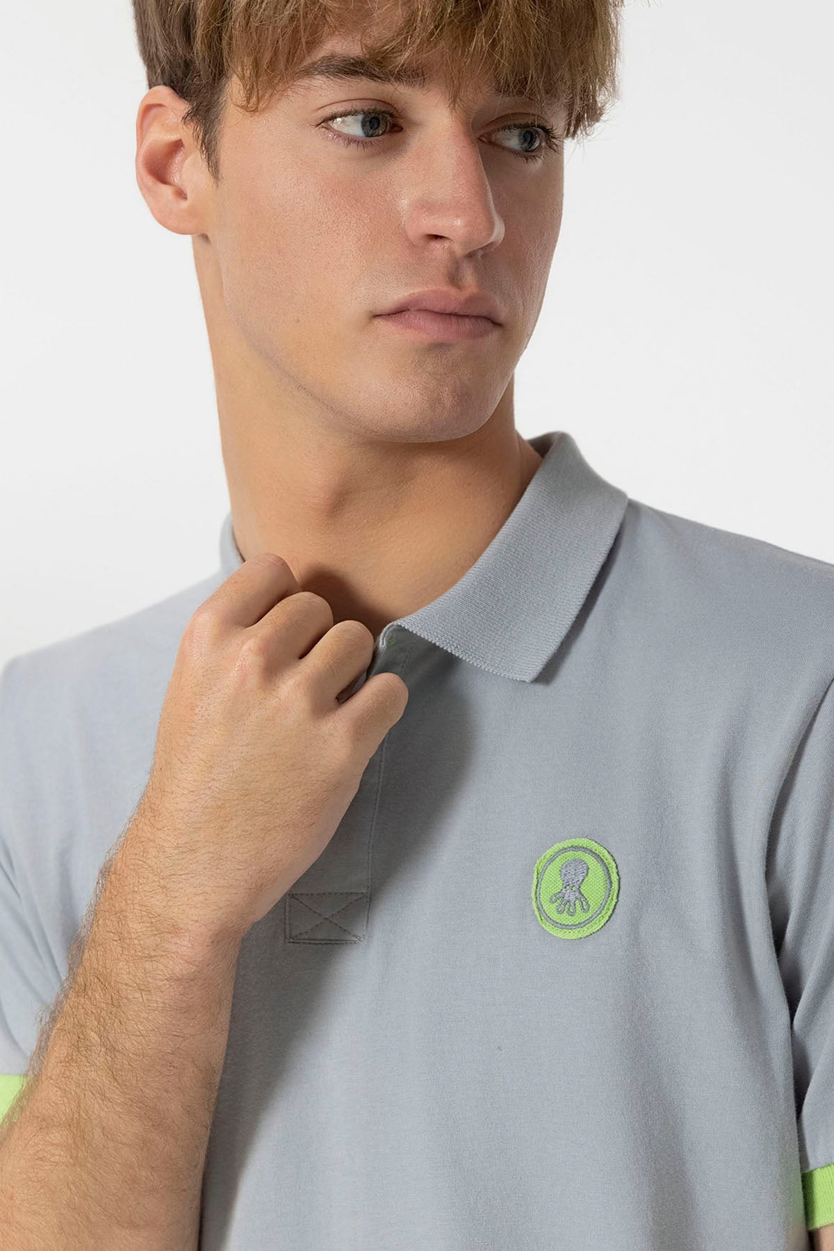 POLO LAVADO PARCHE CONTRASTE GRAFITO