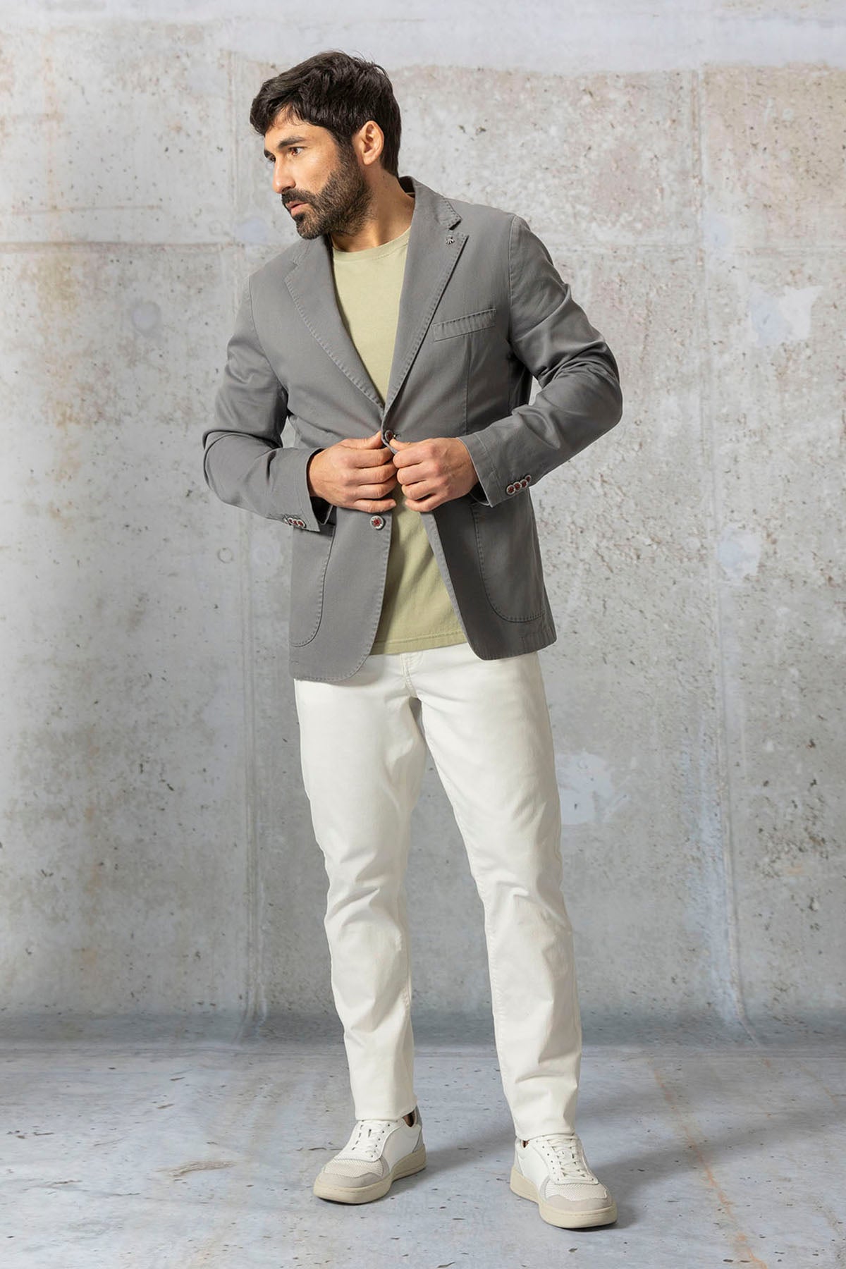 BLAZER CINZA MÉDIO TINGIDO COM ROUPA
