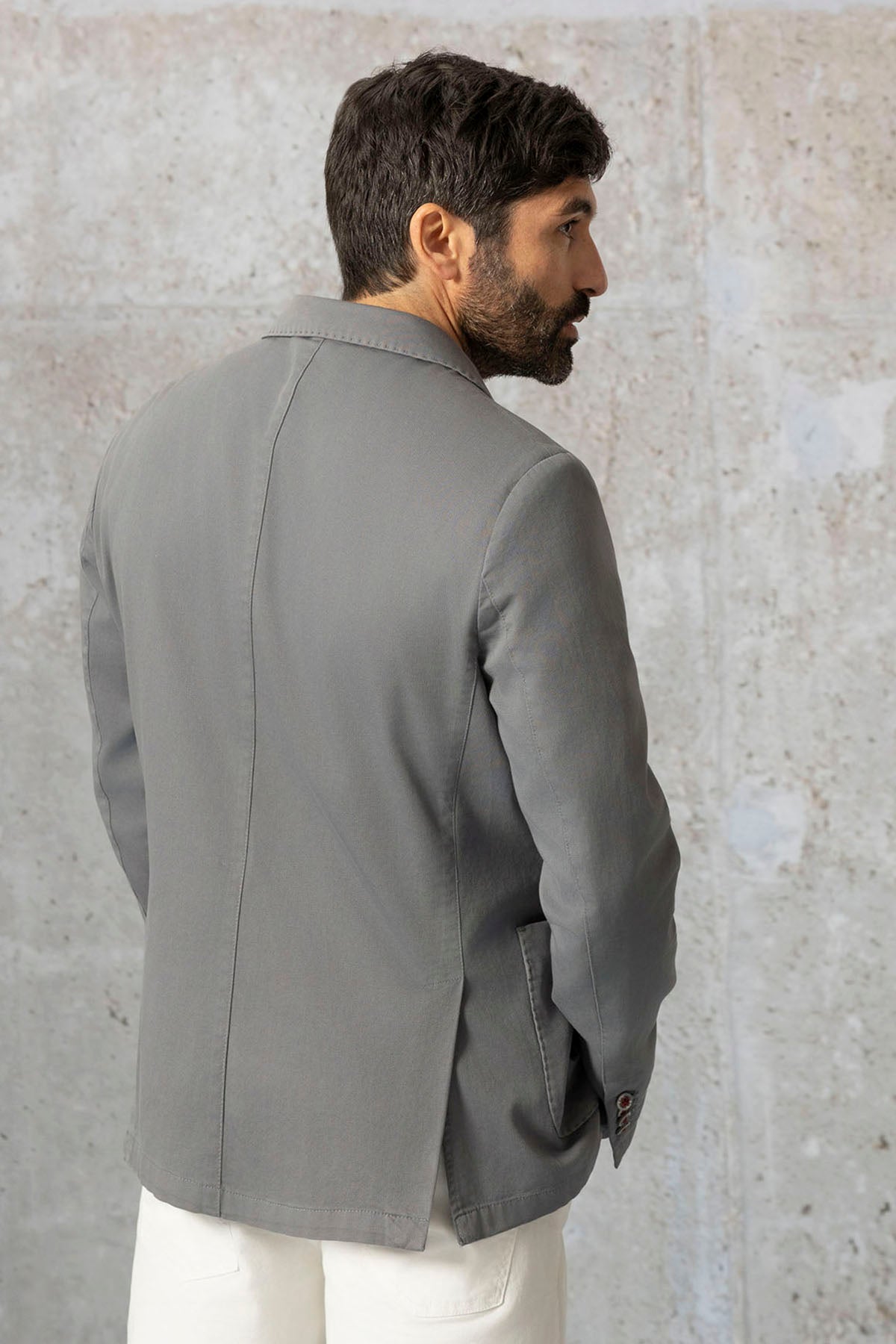 BLAZER CINZA MÉDIO TINGIDO COM ROUPA