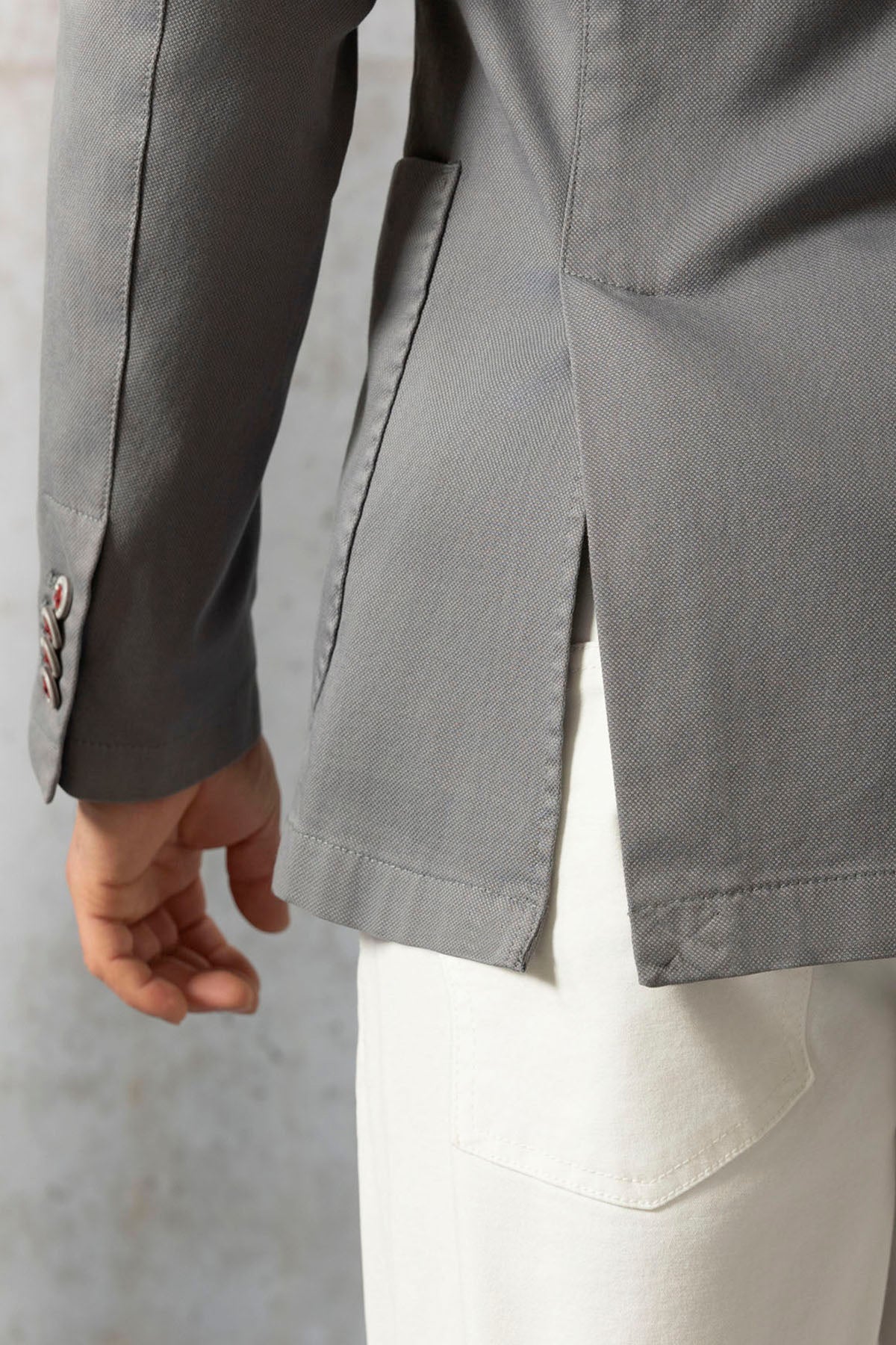 BLAZER CINZA MÉDIO TINGIDO COM ROUPA