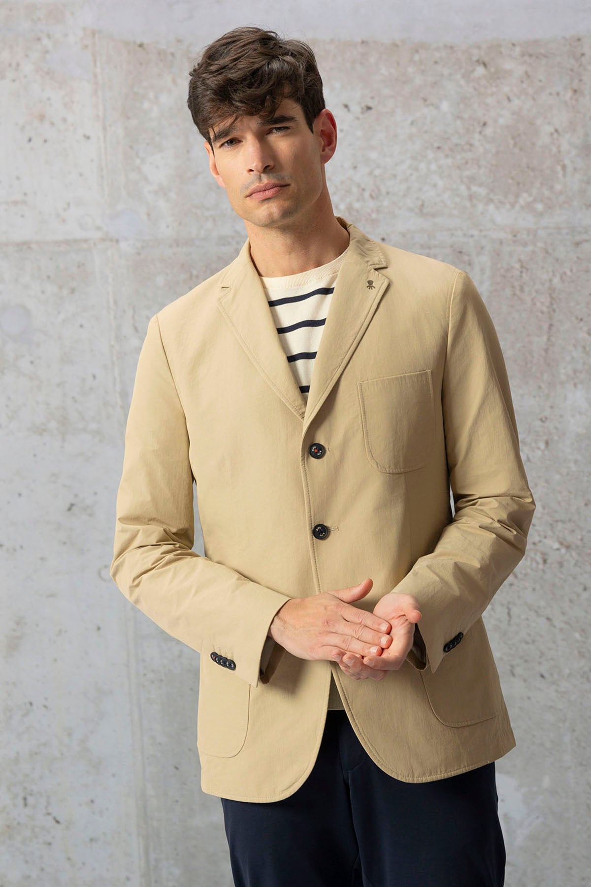 BLAZER TÉCNICO COM BOLSOS DE PLÁSTICO BEGE