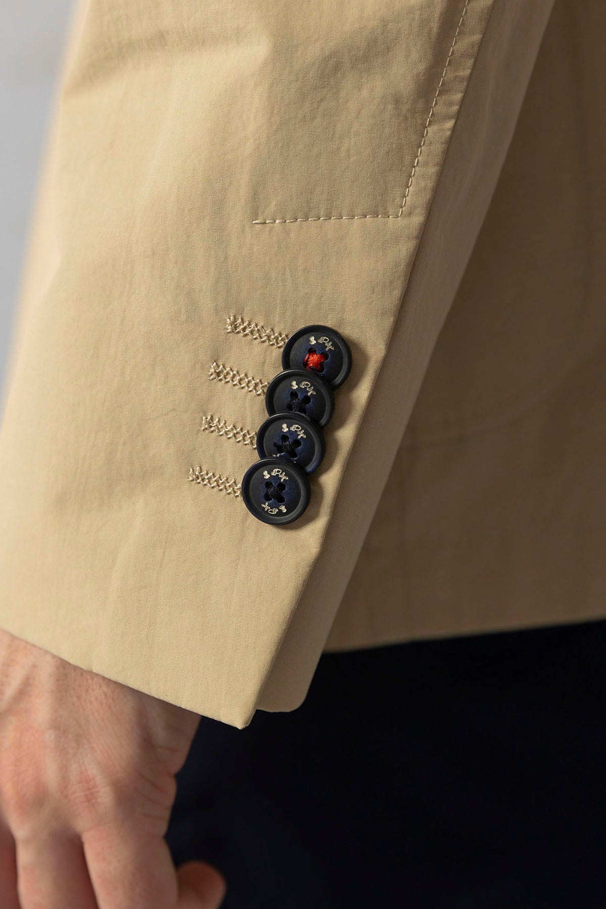 BLAZER TÉCNICO COM BOLSOS DE PLÁSTICO BEGE