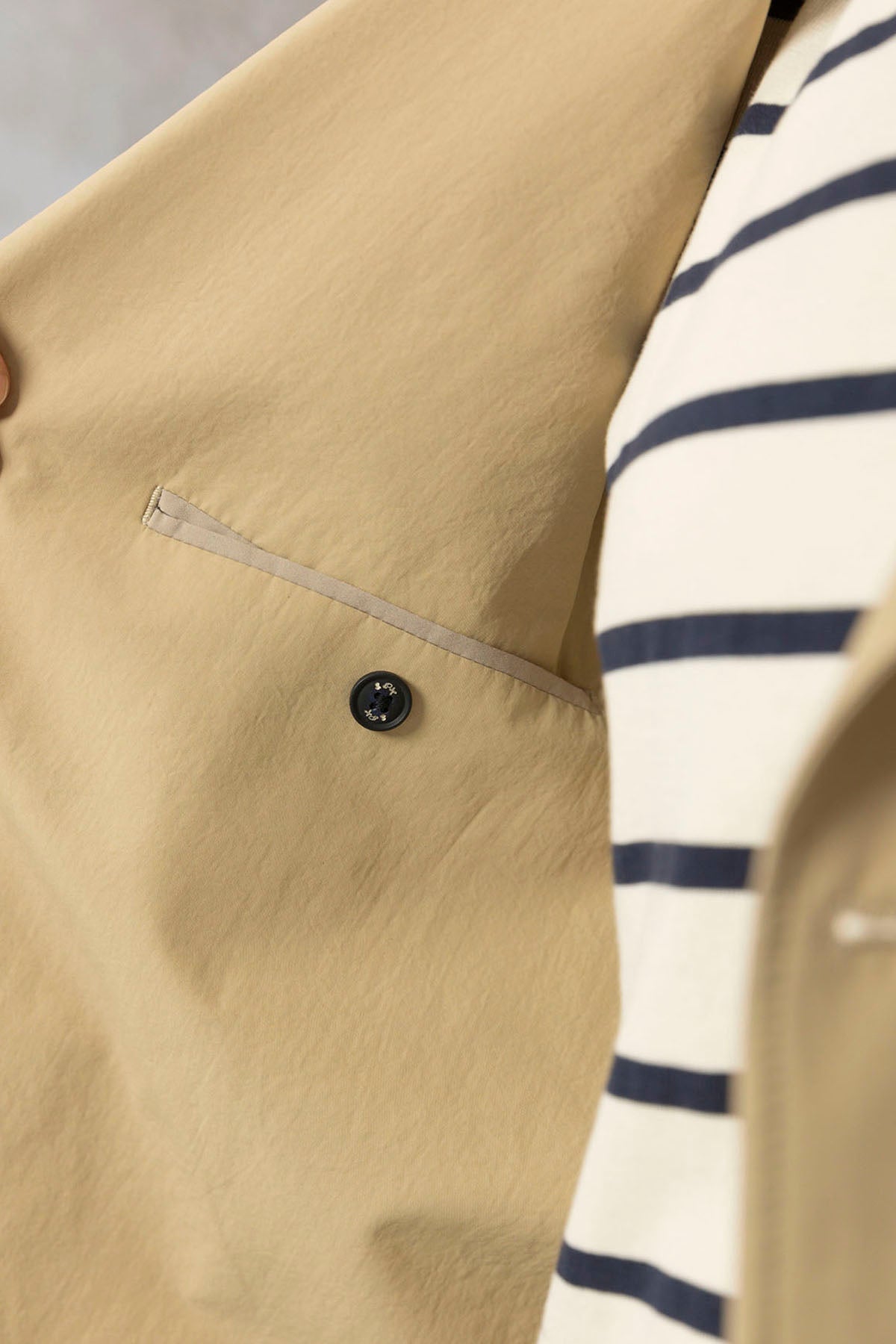 BLAZER TÉCNICO COM BOLSOS DE PLÁSTICO BEGE