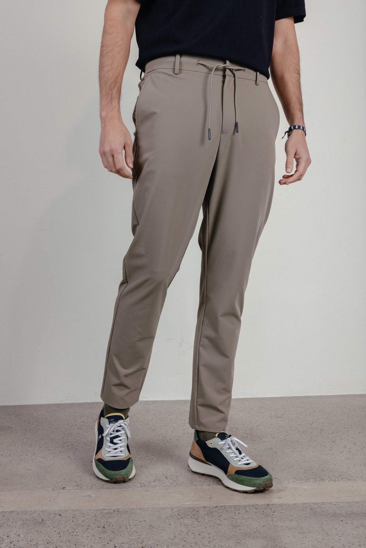 PANTALÓN TÉCNICO ULTRALIGERO CORDONES VERDE KHAKI