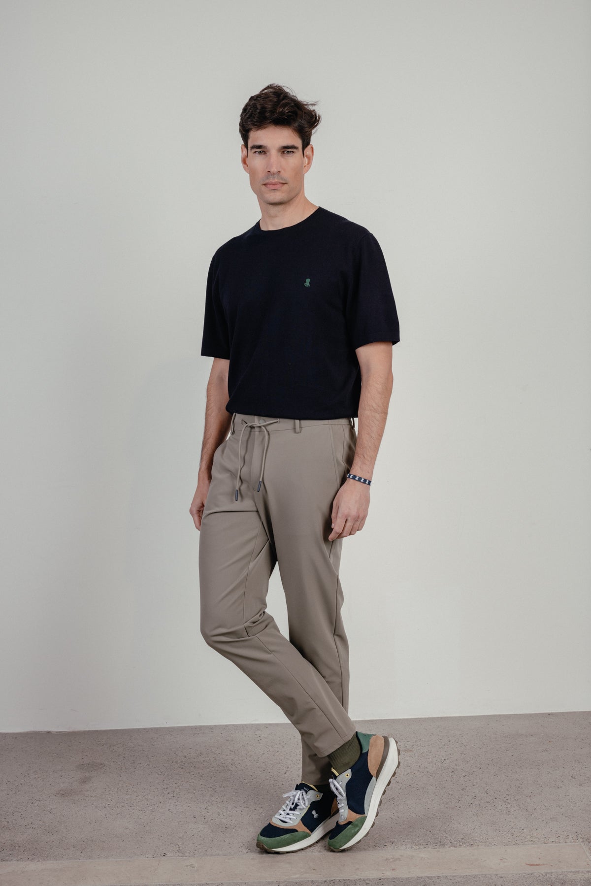PANTALÓN TÉCNICO ULTRALIGERO CORDONES VERDE KHAKI