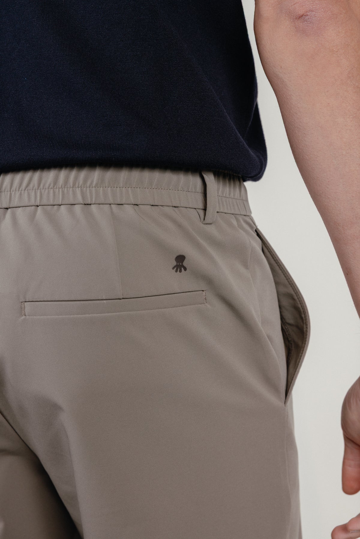 PANTALÓN TÉCNICO ULTRALIGERO CORDONES VERDE KHAKI