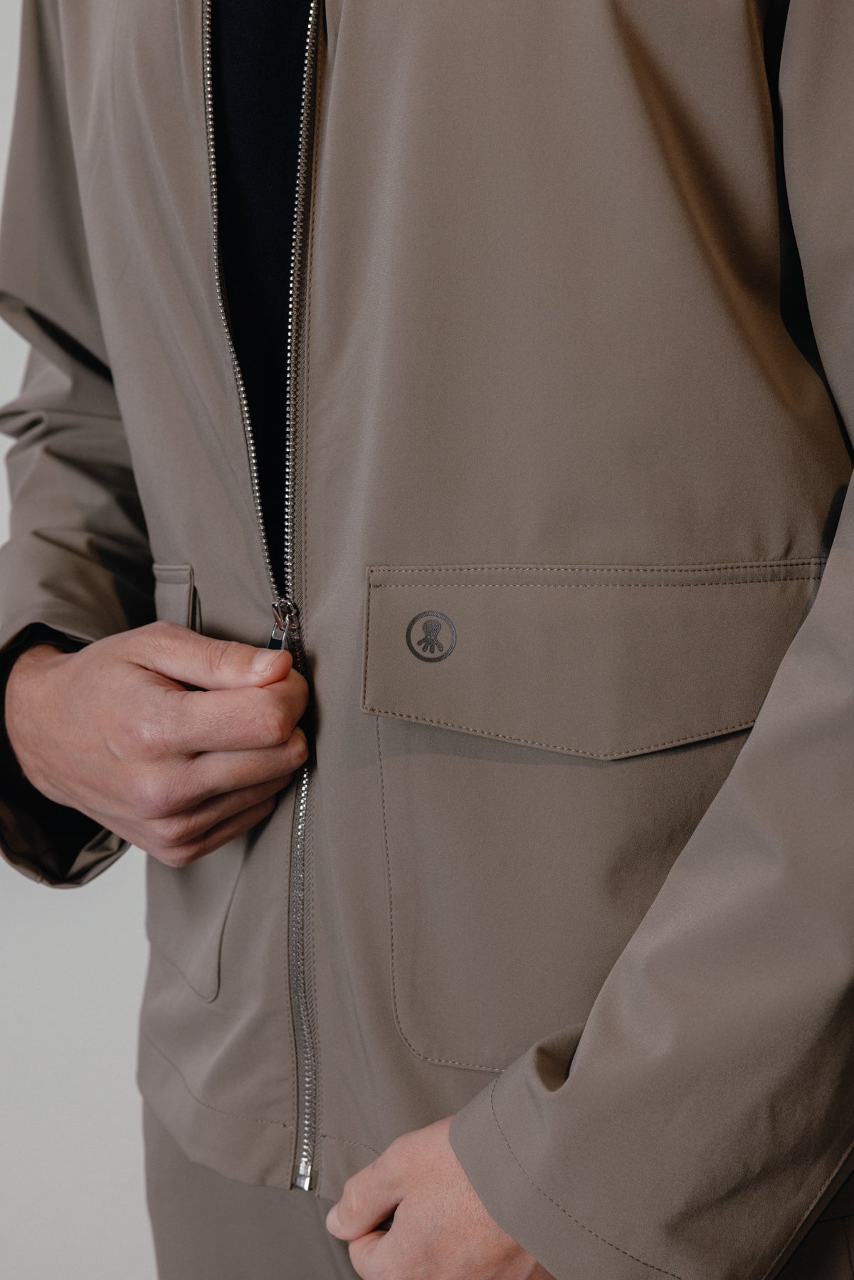Cazadora técnica ultraligera verde khaki
