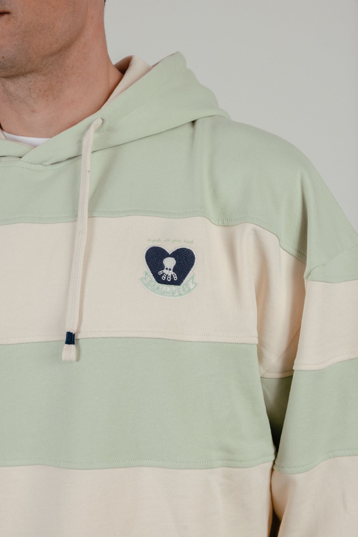 Sudadera capucha unisex de rayas corazón verde menta