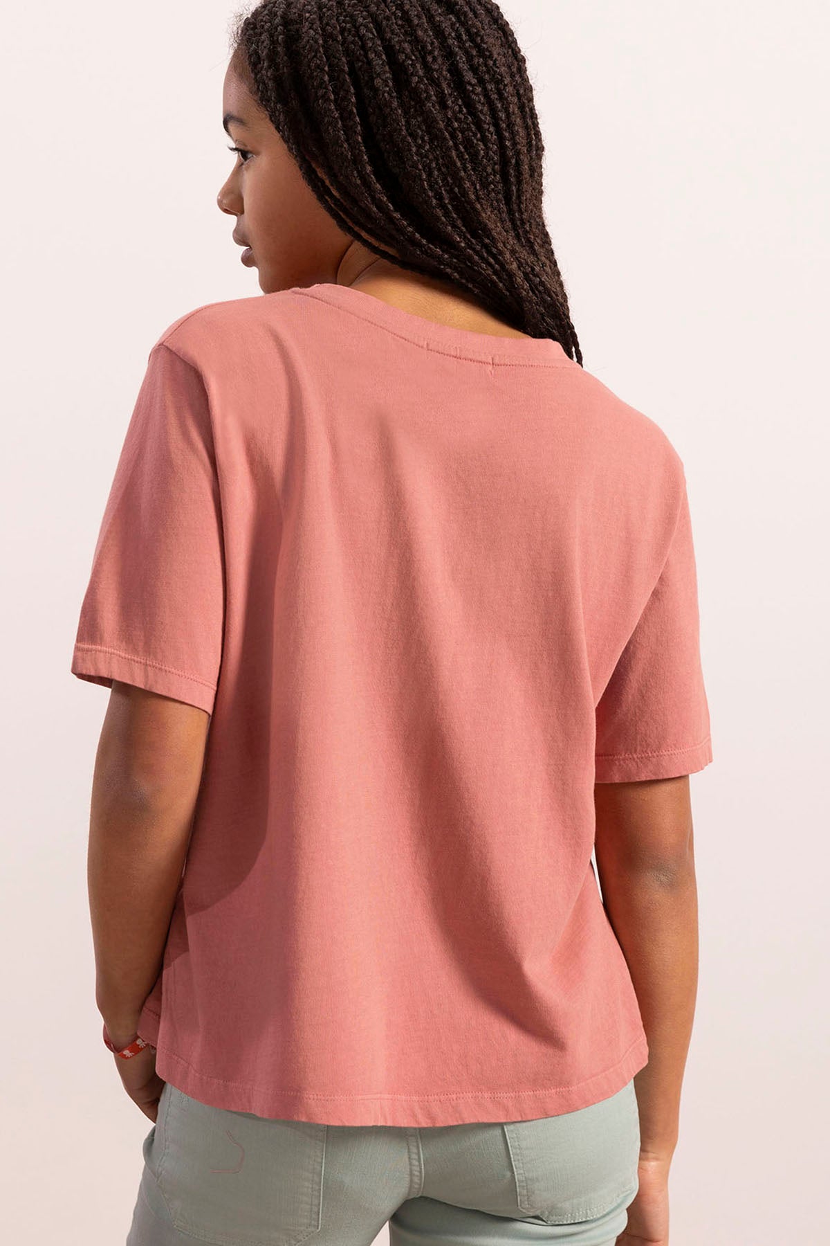 T-SHIRT ADOLESCENTE BÁSICA LAVADA COM LOGOTIPO CORAL