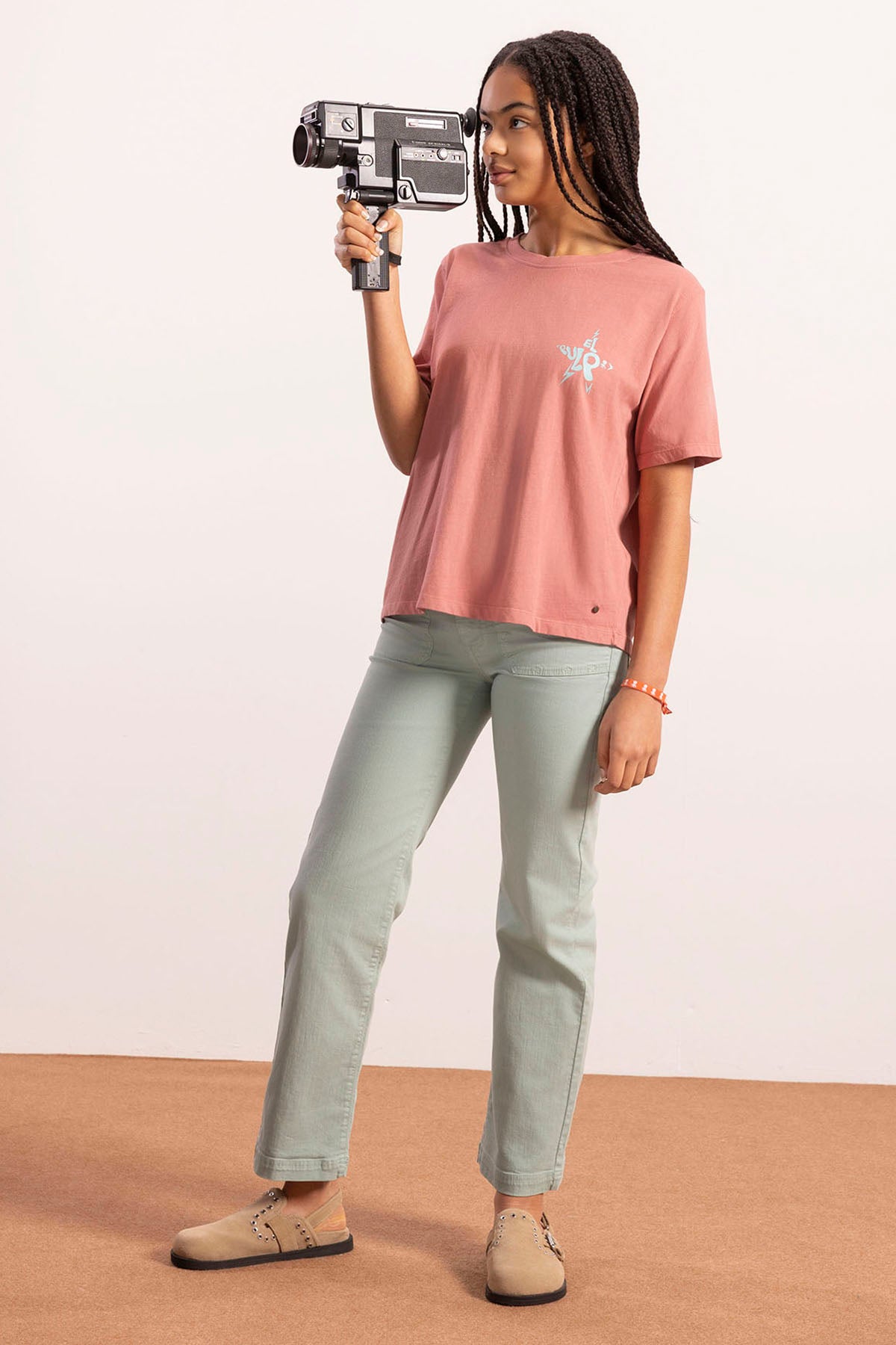 T-SHIRT ADOLESCENTE BÁSICA LAVADA COM LOGOTIPO CORAL