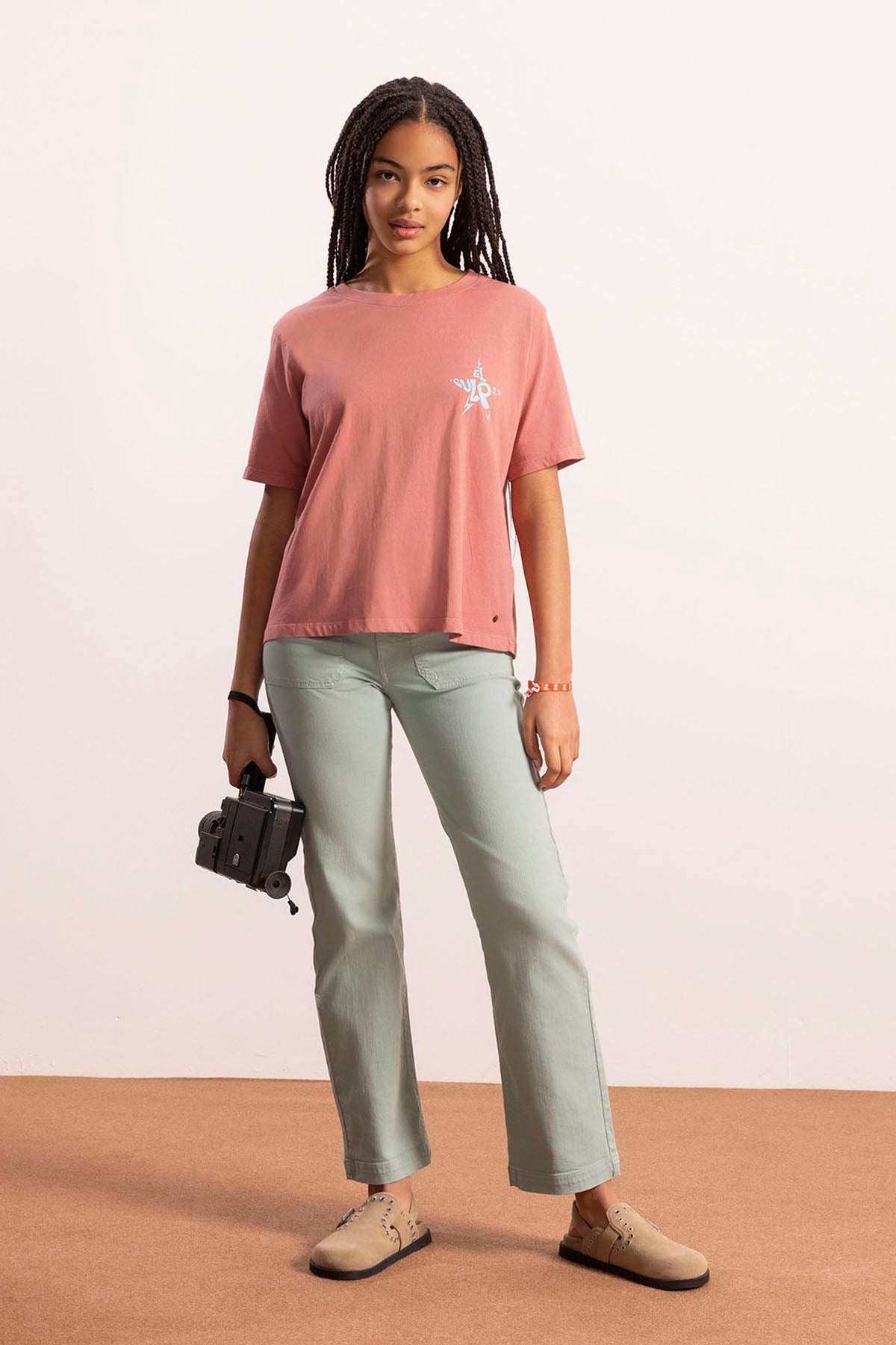 T-SHIRT ADOLESCENTE BÁSICA LAVADA COM LOGOTIPO CORAL