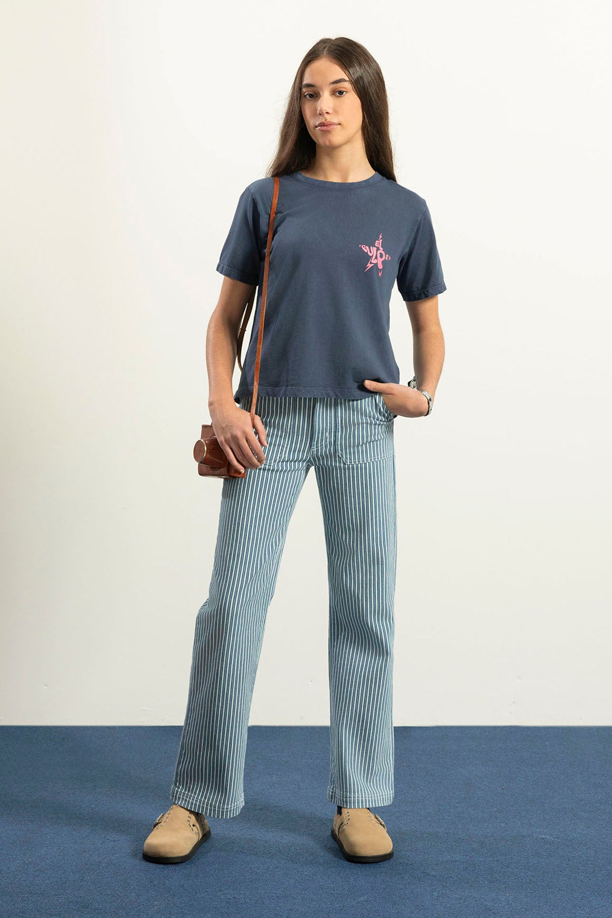 T-shirt básica lavada para adolescentes DELAVÉ com logótipo azul marinho