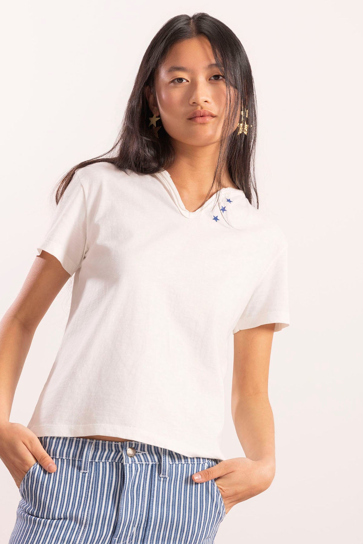 T-SHIRT ADOLESCENTE COM BOTÕES DE ESTRELAS E CONTRASTE EM BRANCO PURO