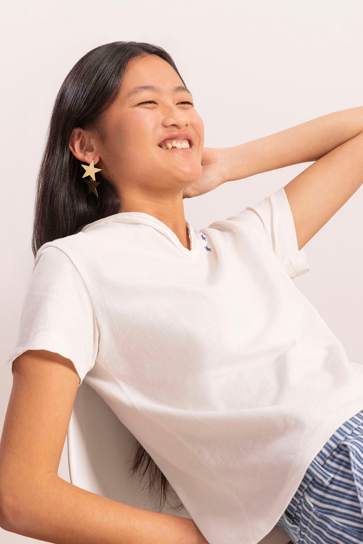 T-SHIRT ADOLESCENTE COM BOTÕES DE ESTRELAS E CONTRASTE EM BRANCO PURO