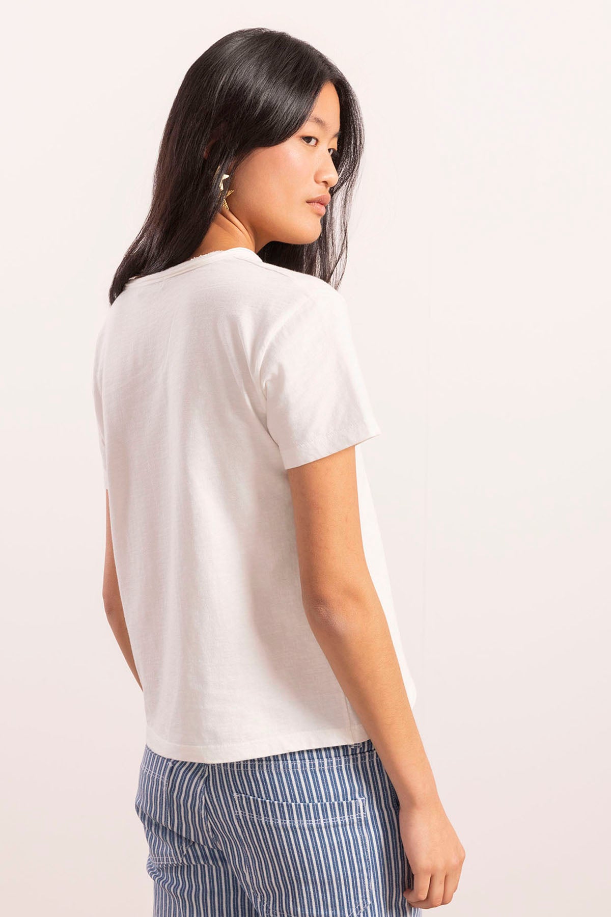 T-SHIRT ADOLESCENTE COM BOTÕES DE ESTRELAS E CONTRASTE EM BRANCO PURO